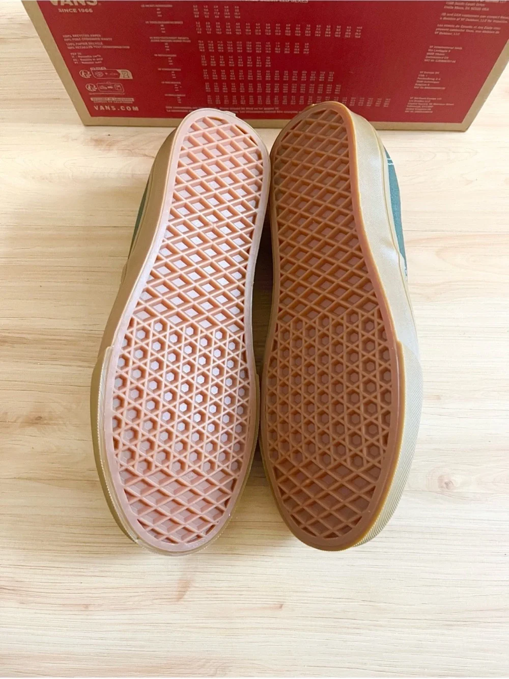 Vans Authentic Shoe Gum Obsidian Fern Green Women 10.0 US